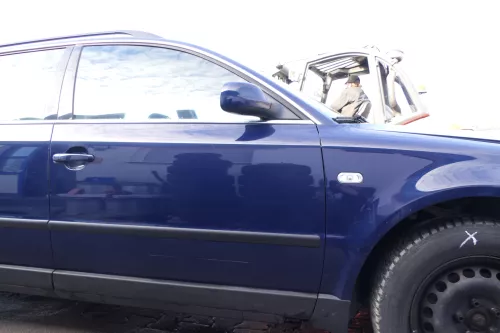 VW Passat 3B 3BG Kombi + Limo Tür vorne rechts Beifahrertür blau LA5E