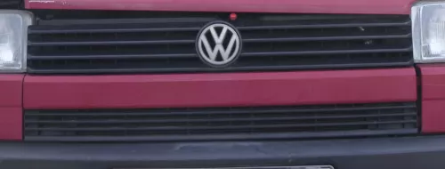 VW T4 kurze Version Grill Kühlergrill VW Zeichen Logo rot LK3A 701853653