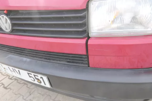 VW T4 kurze Version Grill Kühlergrill VW Zeichen Logo rot LK3A 701853653 (167302)