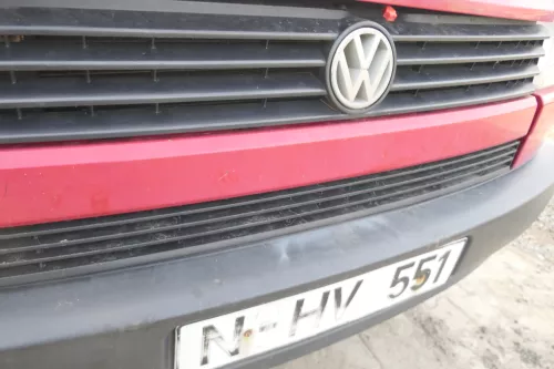 VW T4 kurze Version Grill Kühlergrill VW Zeichen Logo rot LK3A 701853653 (167302)