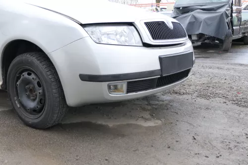 Skoda Fabia 6Y Stoßstange Stoßfänger vorne silber grau LF7T 2000-2004 - DELLE (167704)