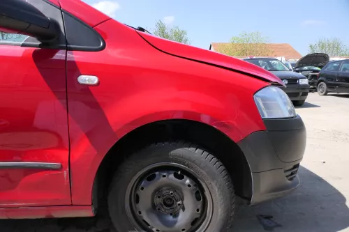 VW Fox 5Z Kotflügel vorne rechts rot LY3D - Delle