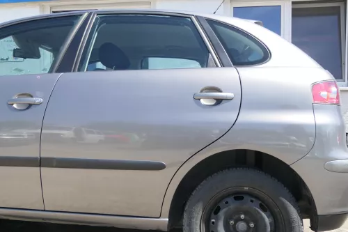 Seat Ibiza 6L Tür 4/5-Türer hinten links grau LS7U - ohne Anbauteile