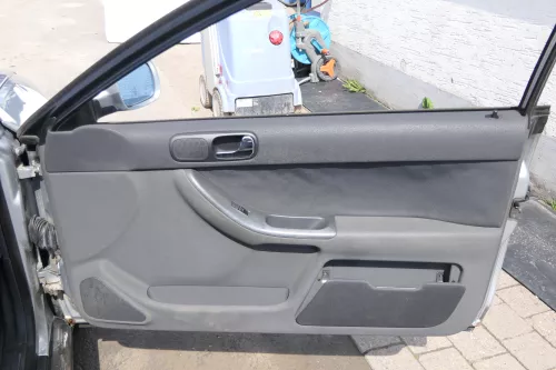 Audi A3 8L Türverkleidung Verkleidung Tür vorne rechts 2/3-Türer onyx (170994)