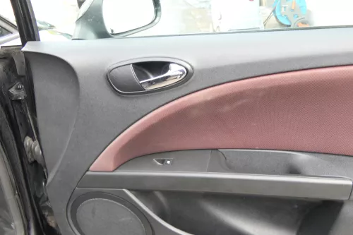 1x Leon 1P Türverkleidung Verkleidung Tür vorne rechts Griff grau persiaschwarz (171343)