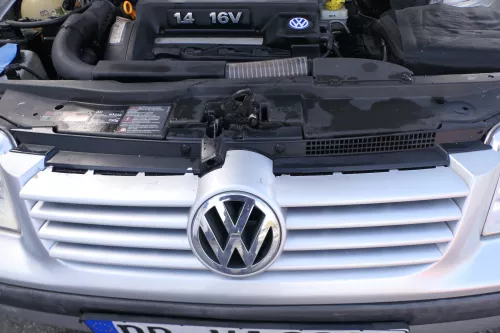 VW Bora Grill Kühlergrill VW Zeichen Logo silber grau LA7W