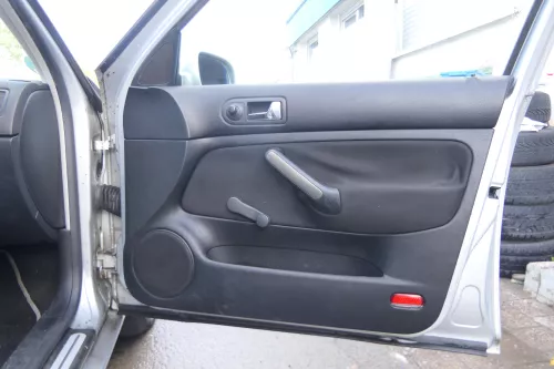 1x VW Golf 4 Bora Türverkleidung Verkleidung Tür vorne rechts 4/5-Türer schwarz