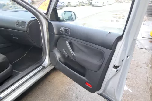 1x VW Golf 4 Bora Türverkleidung Verkleidung Tür vorne rechts 4/5-Türer schwarz (171792)