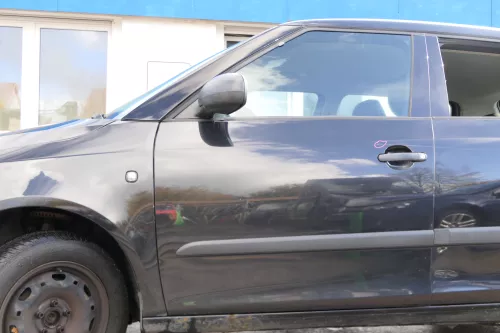 Skoda Fabia 5J Kombi + Limo Tür vorne links Fahrertür schwarz LF9R - Mängel