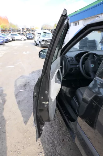 Skoda Fabia 5J Kombi + Limo Tür vorne links Fahrertür schwarz LF9R - Mängel (172019)