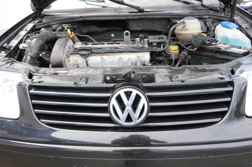 VW Polo 6N2 VW Zeichen Kühlergrill Grill schwarz LC9Z