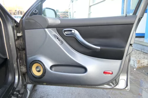 1x Leon 1M Toledo Türverkleidung Verkleidung Tür vorne rechts grau schwarz Griff