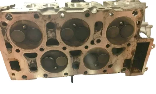 VW Golf Bora nur Zylinderkopf mit Nockenwelle von Motor AGZ 2.3 (173694)