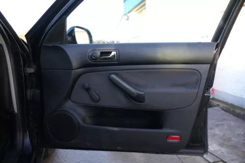 1x Golf 4 Bora Türverkleidung Verkleidung Tür vorne rechts 4/5-Türer Griff schwa