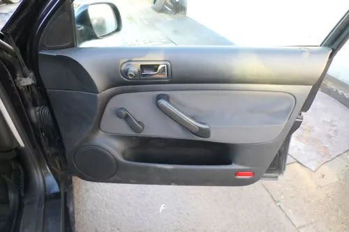 1x Golf 4 Bora Türverkleidung Verkleidung Tür vorne rechts 4/5-Türer Griff schwa (173826)