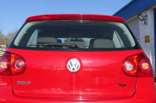 VW Golf 5 V Heckklappe hinten Kofferraumklappe + Scheibe rot LY3D - Delle