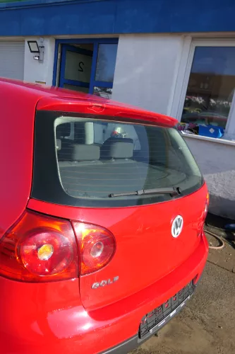 VW Golf 5 V Heckklappe hinten Kofferraumklappe + Scheibe rot LY3D - Delle (174003)