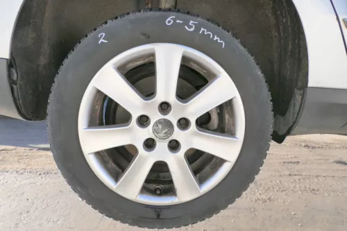 Passat 3C Golf Reifen Winterreifen 205/55 R16 91T Alufelgen Felgen 5-6mm Borbet (174050)