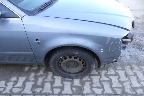 Audi A6 4B Kotflügel vorne rechts grau LY7L s(bis ca.Mitte 2001 passend) MÄNGEL