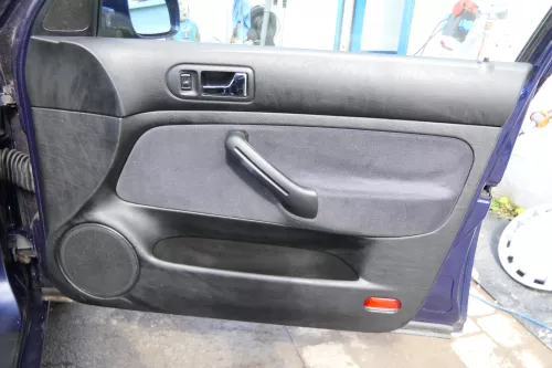 1x Golf 4 Bora Türverkleidung Verkleidung Tür vorne rechts 4/5-Türer Griff schwa