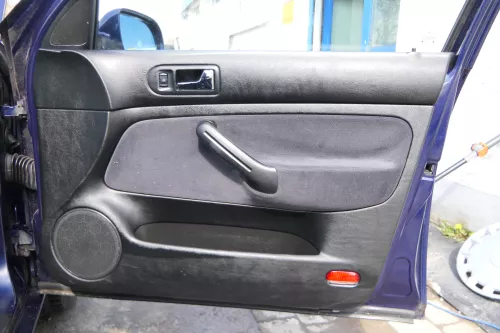 1x Golf 4 Bora Türverkleidung Verkleidung Tür vorne rechts 4/5-Türer Griff schwa (174820)