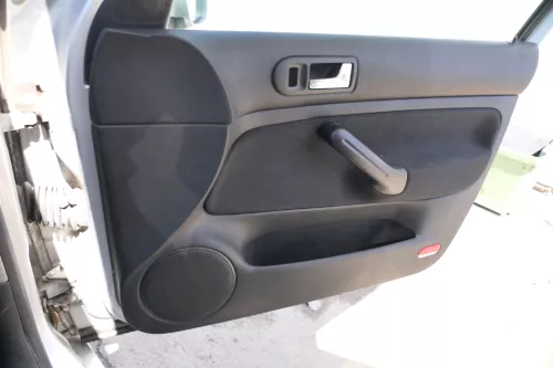 1x Golf 4 Bora Türverkleidung Verkleidung Tür vorne rechts 4/5-Türer Griff schwa (174990)