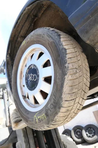 4x Audi A4 8E A6 4B Alufelgen 195/65R15 91T Winterreifen Reifen 5-7mm 4B0601025N (175454)