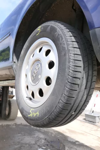 4x Audi A3 8L Alufelgen Reifen 195/65 R15 Sommerreifen 5-7mm 8L0601025E (175477)