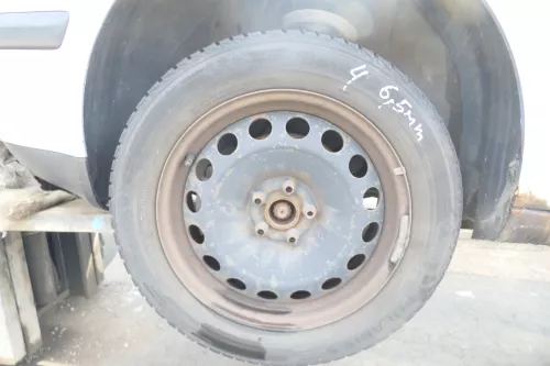 4x Golf 4 Bora Reifen Felgen 205/55 R16 Winterreifen 6-7mm M+S (176171)