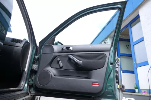 1x Golf 4 Bora Türverkleidung Verkleidung Tür vorne rechts 4/5-Türer Griff schwa (176677)