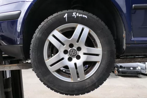 4x Golf 4 Bora Alufelgen Felgen 195/65 R15 Winterreifen Reifen 1J0601025Q 6-7mm