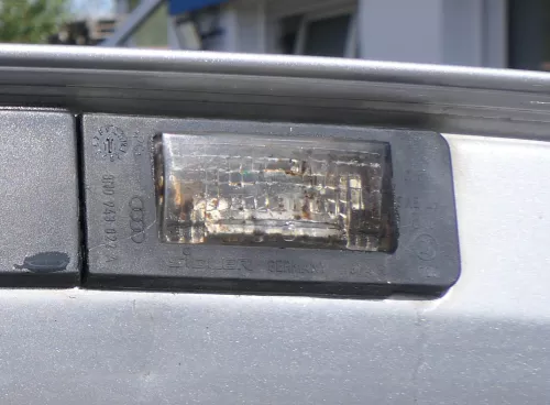 1x Audi TT 8N Leuchte Kennzeichen Kennzeichenleuchte 8N0943022A