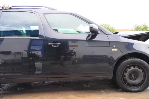 Skoda Roomster 5J Tür vorne rechts Beifahrertür schwarz LF9R (ohne Anbauteile)