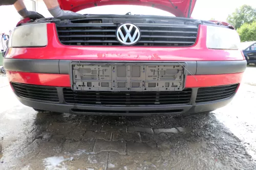 VW Passat 3B Stoßstange vorne Frontstoßstange Stoßfänger rot LY3D + Grill