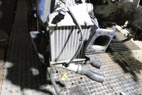 Audi A6 8E B6 B7 Ladeluftkühler Ladeluft Kühler 8E0198806A rechts 6 Zylinder Öl (177584)