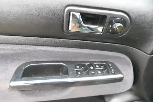 1x Golf 4 Bora Türverkleidung Verkleidung Tür vorne links 4/5-Türer Griff schwa (177632)