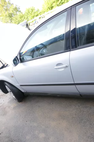 VW Passat 3B 3BG 3B6 Kombi + Limo Tür vorne links Fahrertür grau silber LB7Z OHN (177803)