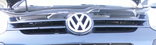 VW Golf 5 Grill Kühlergrill VW Zeichen Logo grau blau LC5F  Emblem VW - MÄNGEL!!