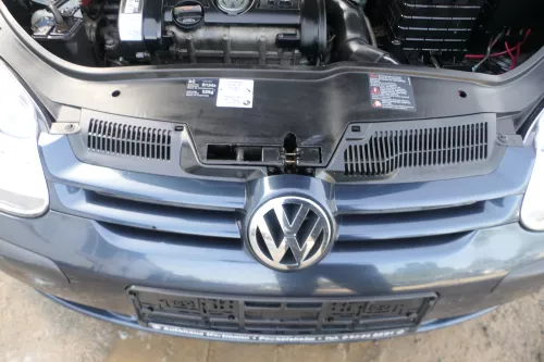 VW Golf 5 Grill Kühlergrill VW Zeichen Logo grau blau LC5F  Emblem VW - MÄNGEL!! (178483)