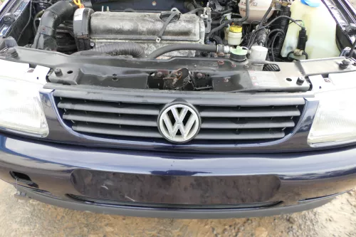 VW Polo 6N Kühlergrill Grillleiste blau LC5H vorne Leiste Grill VW Zeichen
