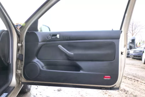 1x VW Golf 4 Türverkleidung Verkleidung Tür vorne rechts schwarz 2/3-Türer