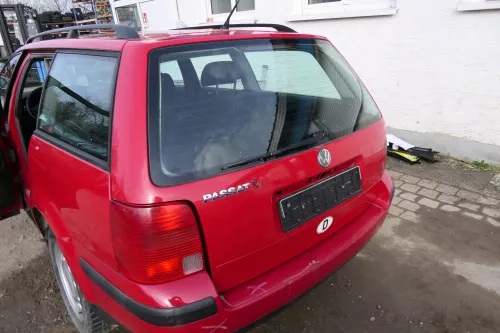 VW Passat 3B Kombi Variant Heckklappe Klappe hinten mit Scheibe rot LY3D (179880)