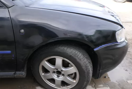 Audi A3 8L Kotflügel vorne rechts schwarz (blau) nachlackiert