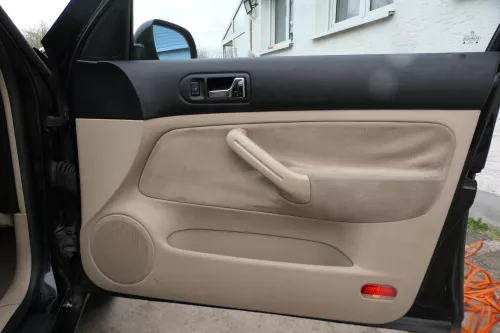 1x Golf 4 Bora Türverkleidung Verkleidung Tür vorne rechts 4/5-Türer hellbeige