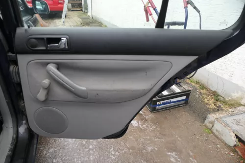 1x VW Golf 4 1J Limousine Türverkleidung Verkleidung Tür hinten rechts Griff Öff