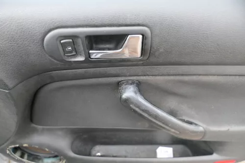 1x Golf 4 Bora Türverkleidung Verkleidung Tür vorne rechts 4/5-Türer Griff schwa (180304)