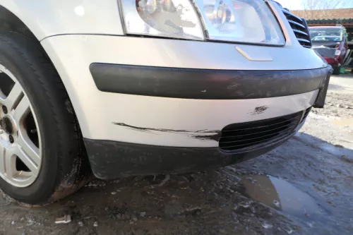 VW Passat 3B Stoßstange vorne Frontstoßstange Stoßfänger vorn silber LB7Z  - SWR (180367)