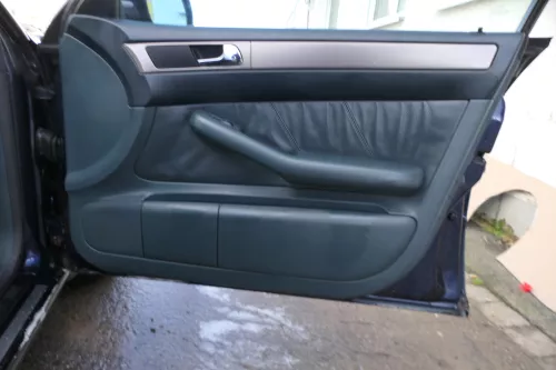 1x Audi A6 4B Türverkleidung Verkleidung Tür vorne rechts Leder grün lago