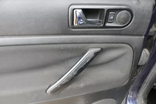 1x Passat 3B 3BG Türverkleidung Verkleidung Tür hinten link Griff Öffner schwarz (180641)