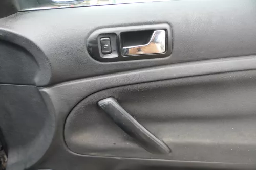 1x Passat 3B 3BG Türverkleidung Verkleidung Tür vorne rechts Griff Öffner schwar (180643)